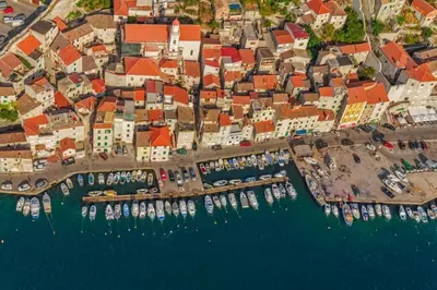 Pogled na grad 'Grebaštica' ili pogled na grad iz apartmana