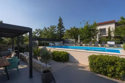 Bazen u objektu Villa Toni ili u blizini