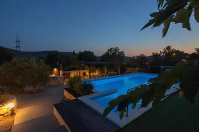 Bazen u objektu Villa Toni ili u blizini