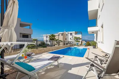 Bazen u objektu Luxury apartment Hyperion with private pool and garden ili u blizini