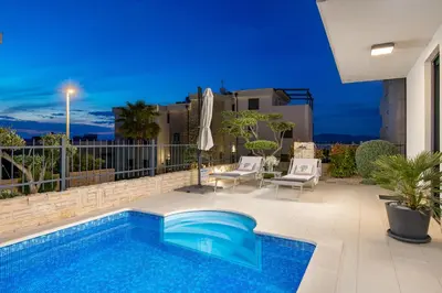 Bazen u objektu Luxury apartment Hyperion with private pool and garden ili u blizini