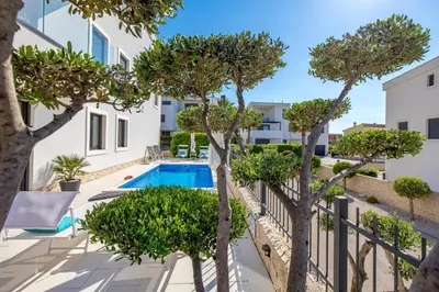 Bazen u objektu Luxury apartment Hyperion with private pool and garden ili u blizini
