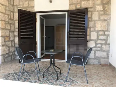 Popločani dio dvorišta ili vanjski dio objekta Apartmani Antonio 2