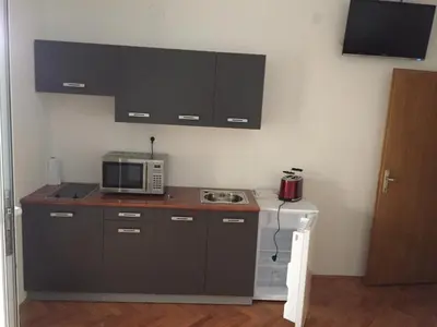 Kuhinja ili čajna kuhinja u objektu Apartmani Antonio 2