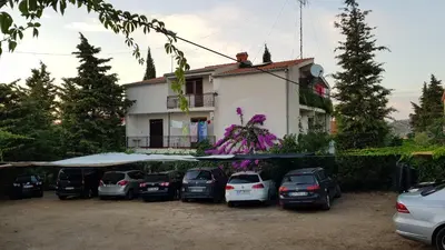 Vrt u objektu Villa Ivanka Murter ap A sa grijanim bazenom i besplatnim parkingom