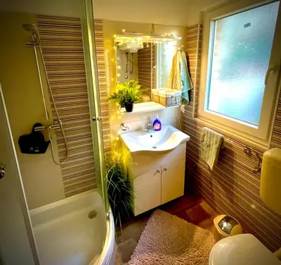 Kupaonica u objektu Lovely flower small house for two by the sea