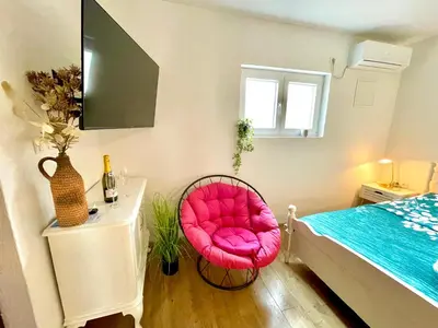 TV i/ili zabavni centar u objektu Lovely flower small house for two by the sea