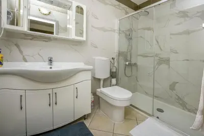Kupaonica u objektu Apartments Villa J i M by the sea