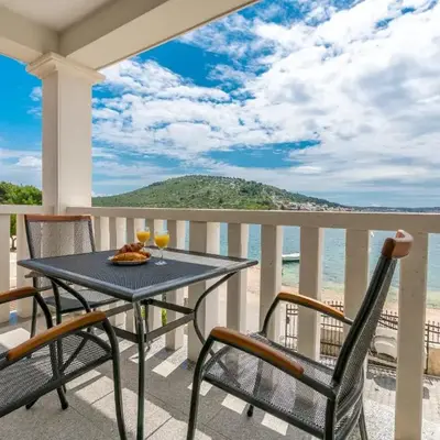 Apartments Villa J i M by the sea