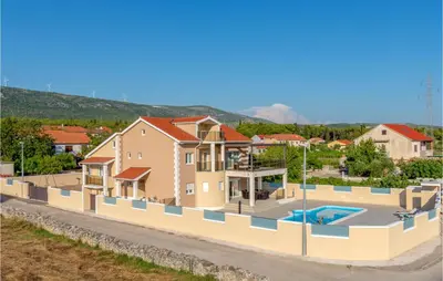Bazen u objektu Luxurious Home In Dubrava Kod Sibenika ili u blizini