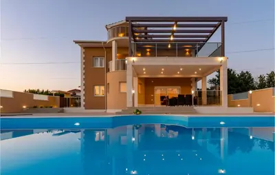 Bazen u objektu Luxurious Home In Dubrava Kod Sibenika ili u blizini