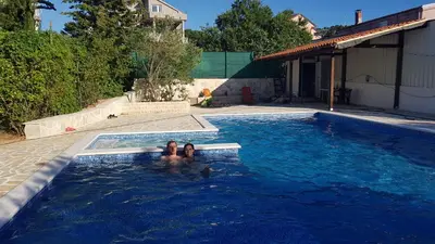 Bazen u objektu Villa Ivanka Murter ap C sa grijanim bazenom i besplatnim parkingom ili u blizini