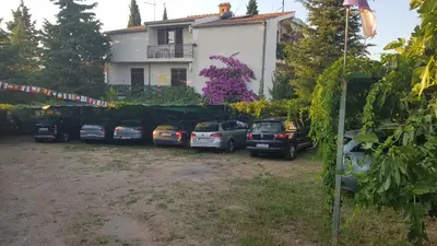 Vrt u objektu Villa Ivanka Murter ap C sa grijanim bazenom i besplatnim parkingom