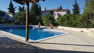 Bazen u objektu Villa Ivanka Murter ap C sa grijanim bazenom i besplatnim parkingom ili u blizini
