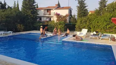 Bazen u objektu Villa Ivanka Murter ap D sa grijanim bazenom i besplatnim parkingom ili u blizini