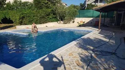 Bazen u objektu Villa Ivanka Murter ap D sa grijanim bazenom i besplatnim parkingom ili u blizini