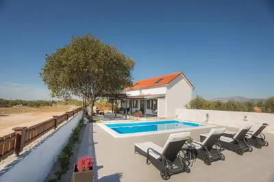 Bazen u objektu Villa Rustica ili u blizini