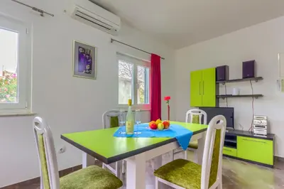 Kuhinja ili čajna kuhinja u objektu Apartment in Pirovac with terrace, air conditioning, WiFi (4925-3)