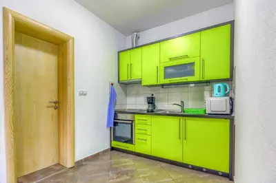 Kuhinja ili čajna kuhinja u objektu Apartment in Pirovac with terrace, air conditioning, WiFi (4925-3)