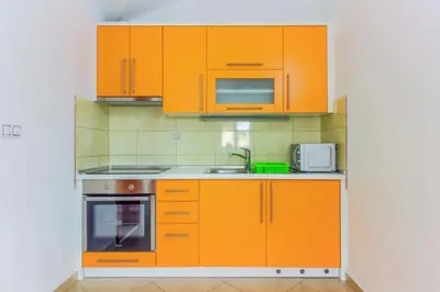 Kuhinja ili čajna kuhinja u objektu Ferienwohnung in Pirovac mit Terrasse, Klimaanlage, W-LAN (4925-4)