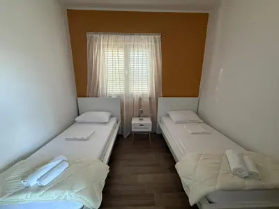Krevet ili kreveti u jedinici u objektu Apartments by the sea Pirovac, Sibenik - 15403