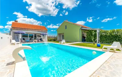 Bazen u objektu Stunning Home In Benkovac ili u blizini