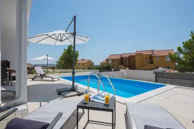 Bazen u objektu Villa Nadija with heated pool ili u blizini