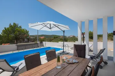 Bazen u objektu Villa Nadija with heated pool ili u blizini