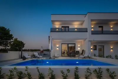 Bazen u objektu Villa Nadija with heated pool ili u blizini