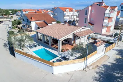 Bazen u objektu Villa Mia ili u blizini