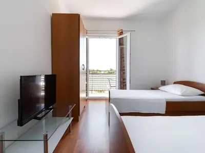 TV i/ili zabavni centar u objektu Simplistic Holiday Home in Rogoznica near the Seabeach