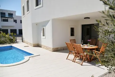 Bazen u objektu Apartment Nata ili u blizini