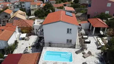 Bazen u objektu Tisno Resort ili u blizini