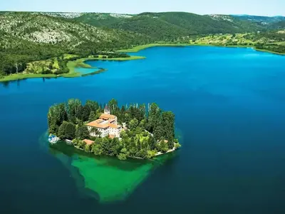 Priroda u blizini kampova s luksuznim šatorima