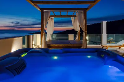 Bazen u objektu Villa Esquel - Beachfront, heated pool ili u blizini