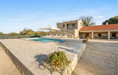Bazen u objektu Awesome Home In Unesic ili u blizini