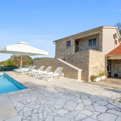 Awesome Home In Unesic