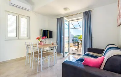 TV i/ili zabavni centar u objektu Beautiful Apartment In Srima With House Sea View
