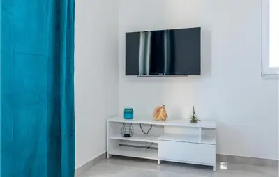 TV i/ili zabavni centar u objektu Gorgeous Apartment In Srima With Wifi