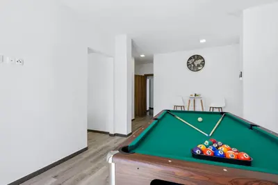 Stol za biljar u objektu Villa Amaris