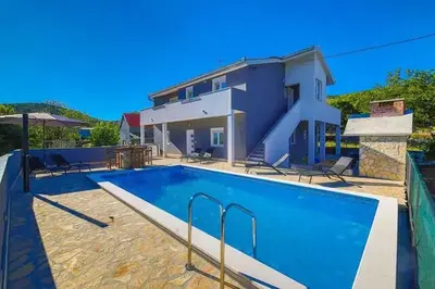 Bazen u objektu Holiday Home Zen ili u blizini