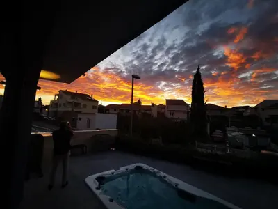 Pogled na izlazak ili zalazak sunca iz apartmana