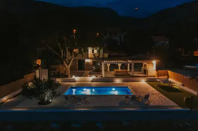 Bazen u objektu Villa Vuki ili u blizini
