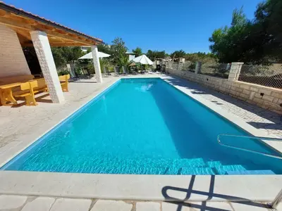 Bazen u objektu Pranjic Delux Guest House ili u blizini