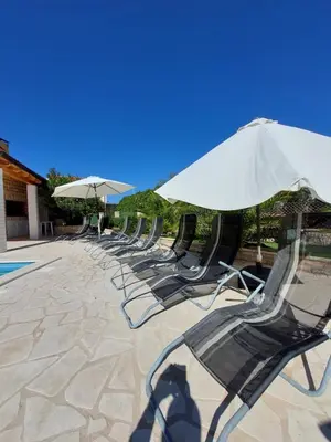 Bazen u objektu Pranjic Delux Guest House ili u blizini