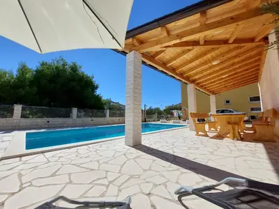 Bazen u objektu Pranjic Delux Guest House ili u blizini