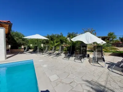 Bazen u objektu Pranjic Delux Guest House ili u blizini