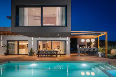 Bazen u objektu Luxury villa Indigo with swimming pool, sauna and jacuzzi in Kanica - Rogoznica ili u blizini