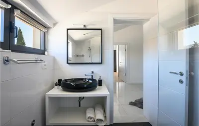 Kupaonica u objektu Luxurious Home In Dubrava Kod Sibenika With Sauna