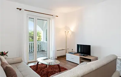 TV i/ili zabavni centar u objektu Awesome Home In Tisno With Wifi